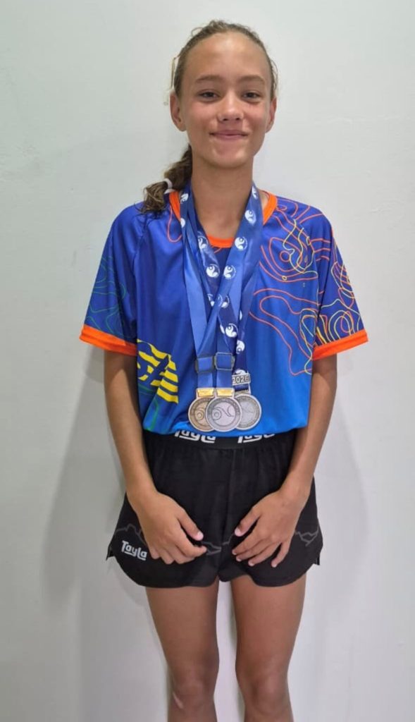 Elle-Ann Roper, 'n gr.6-leerder aan die Primêre Skool Naudeville in Welkom, het twee silwermedaljes en een bronsmedalje op die Suid-Afrikaanse streekswemkampioenskapsbyeenkoms vir vlak 3 in Bloemfontein verwerf. Dié byeenkoms is tussen 26 en 29 Maart gehou. Hierdie ontluikende swemmer is ook gekies vir die A-groep van die Suid-Vrystaat-tweekampspan, wat op 21 Maart in Oudtshoorn deelgeneem het. Hier het sy 'n vierde plek behaal.  Sy is boonop ingesluit in die Suid-Afrikaanse skoleswemspan wat tussen 23 en 27 April in Kaapstad gaan deelneem.