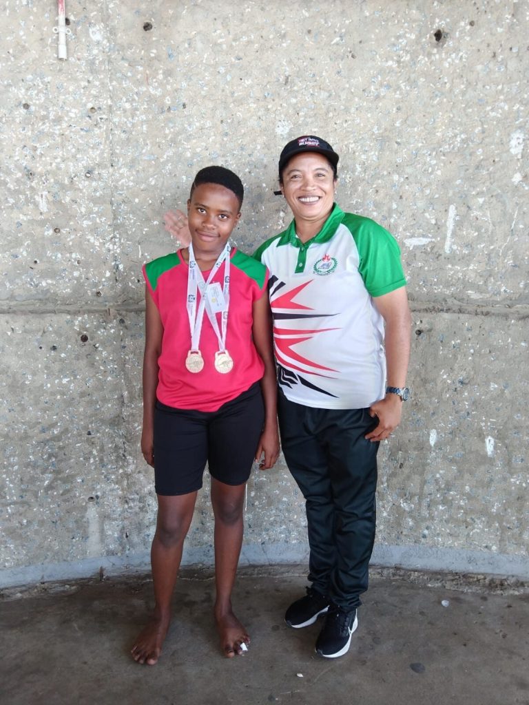 Maputswa Mofokeng (links), 'n gr.6 leerder aan die Laerskool Golden Park in Bronville, is amptelik die vinnigste o.12-meisie in Vrystaatse laerskole in die 100m en 150m. Volgens haar spanbestuurder, Willem Visagie, is sy tans onoorwonne vir die huidige atletiekseisoen. Maputswa het op 7 Maart tye van 13:33 en 20:32 op die provinsiale byeenkoms in Sasolburg behaal. Haar seisoen het in Februarie op die sone-byeenkoms begin toe sy tye van 14:03 en 20:78 behaal het. Op die Lejweleputswa-byeenkoms was haar tye 13:68 en 20:84, en op die Noord-Vrystaat-
byeenkoms in Sasolburg was sy steeds eerste, met tye van 13:29 en 20:30. Hier is sy saam met haar afrigter, Shamila Louw. 