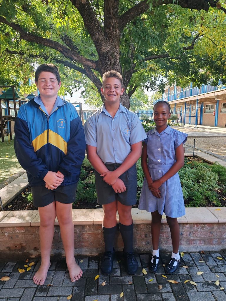 Drie leerders van die Primêre Skool Naudeville in Welkom het tussen 19 en 21 Maart aan die Suid-Afrikaanse atletiekkampioenskapsbyeenkoms in Groenpunt, Kaapstad, deelgeneem. Van links is Dean Louw (behaal 'n 13de plek in diskusgooi, seuns o.12), Dawie Viljoen (behaal 'n 9de plek in diskusgooi, seuns o.13) en Amogolang Kolobi (behaal 'n 9de plek in verspring, meisies o.12)