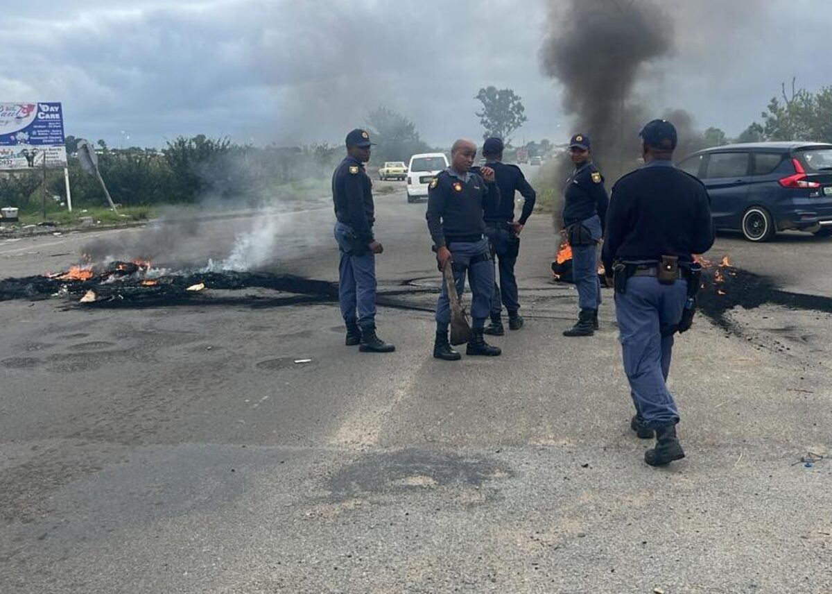 The Welkom Public Order Policing (POP) swiftly responded to protest action near New Shaft in Virginia on 15 April. A group of approximately 100 community members took to the streets.