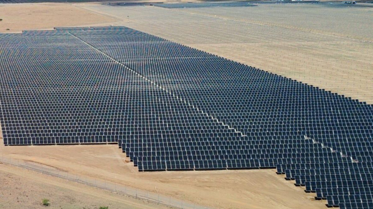 Located approximately 30 km north of Welkom, near Riebeeckstad, the facility features more than 715 000 solar panels spread across 560 ha.
