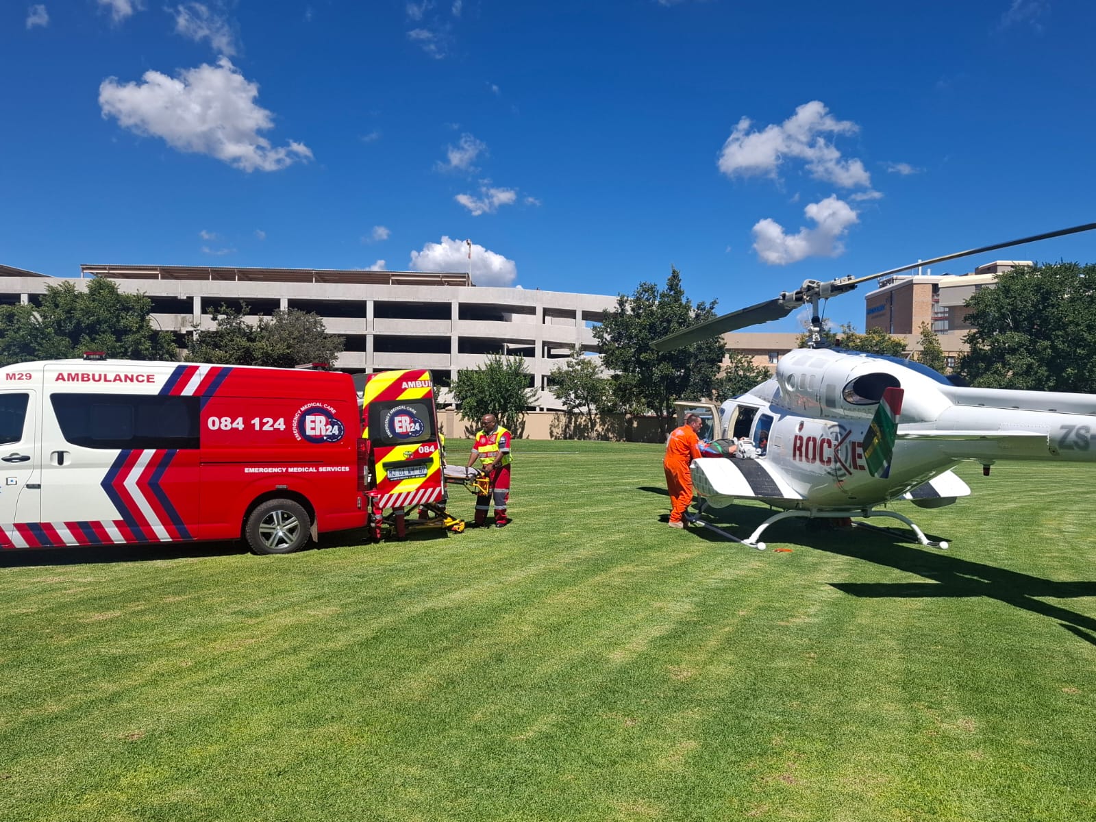 Twee lugambulanse het drie pasiënte blitsig na Mediclinic verover.