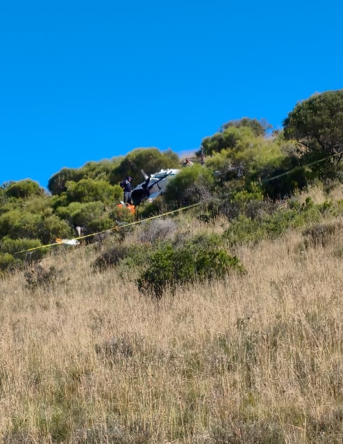 Die ongelukstoneel waarin drie mans Dinsdag beseer het toe die helikopter waarin hulle gevlieg het, buite Bethulie neergestort het. FOTO: Verskaf