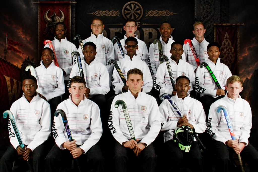 Welkom-Gimnasium se eerste seuns hokkiespan: Van links, voor: Tshepo Moru, Avelino Jose, Louis Steenkamp (kaptain), Ntsasa Tseuoa en Handre Maree; middel: Eddie Sithole, Nkosana Lepele, Bokang Pulumo, Karabo Maoengen en Teboho Moduka; Agter: Keamohetswe Matsekane, Jan-Thomas Bezuidenhout, Cyril Long, Tshiamo Moatlhodi (onder-kaptein) en Deaundre de Kock.