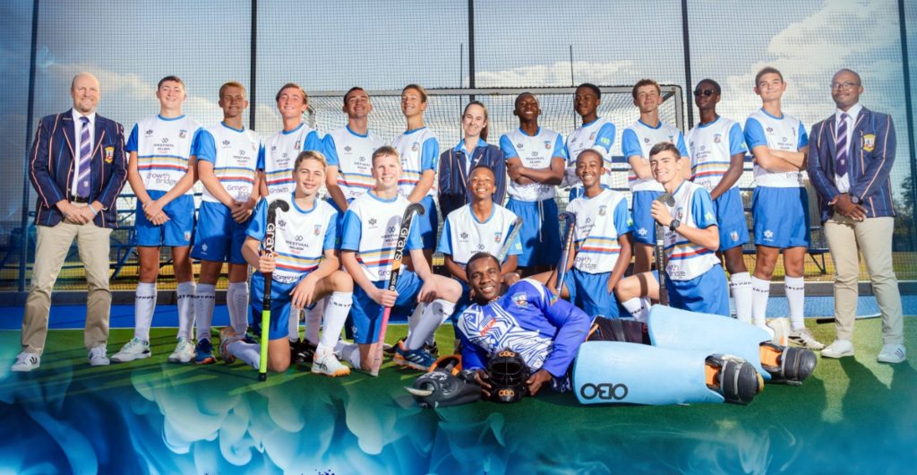 Goudveld-Hoërskool se eerste seuns hokkiespan: Voor: Siya Mazingi (onder-kaptein); van links , middel: Lu-Juan Koch, Nathan Lourens, Owami Seliane, Themba Moabelo en Jayden Viljoen; agter: Jaco Marais (afrigter), Henco Kleynhans, Eben van der Berg, Piet le Roux (onder-kaptein), Jayden Meintjies, Juah Janse van Rensburg (kaptein), Suna Nel (spanbestuurder), Hloni Davids, Tebello Mokoena, Gerald Jacobs, Sello Ngwane, Wijan Oberholzer en Tshepo Masheshemane (afrigter).