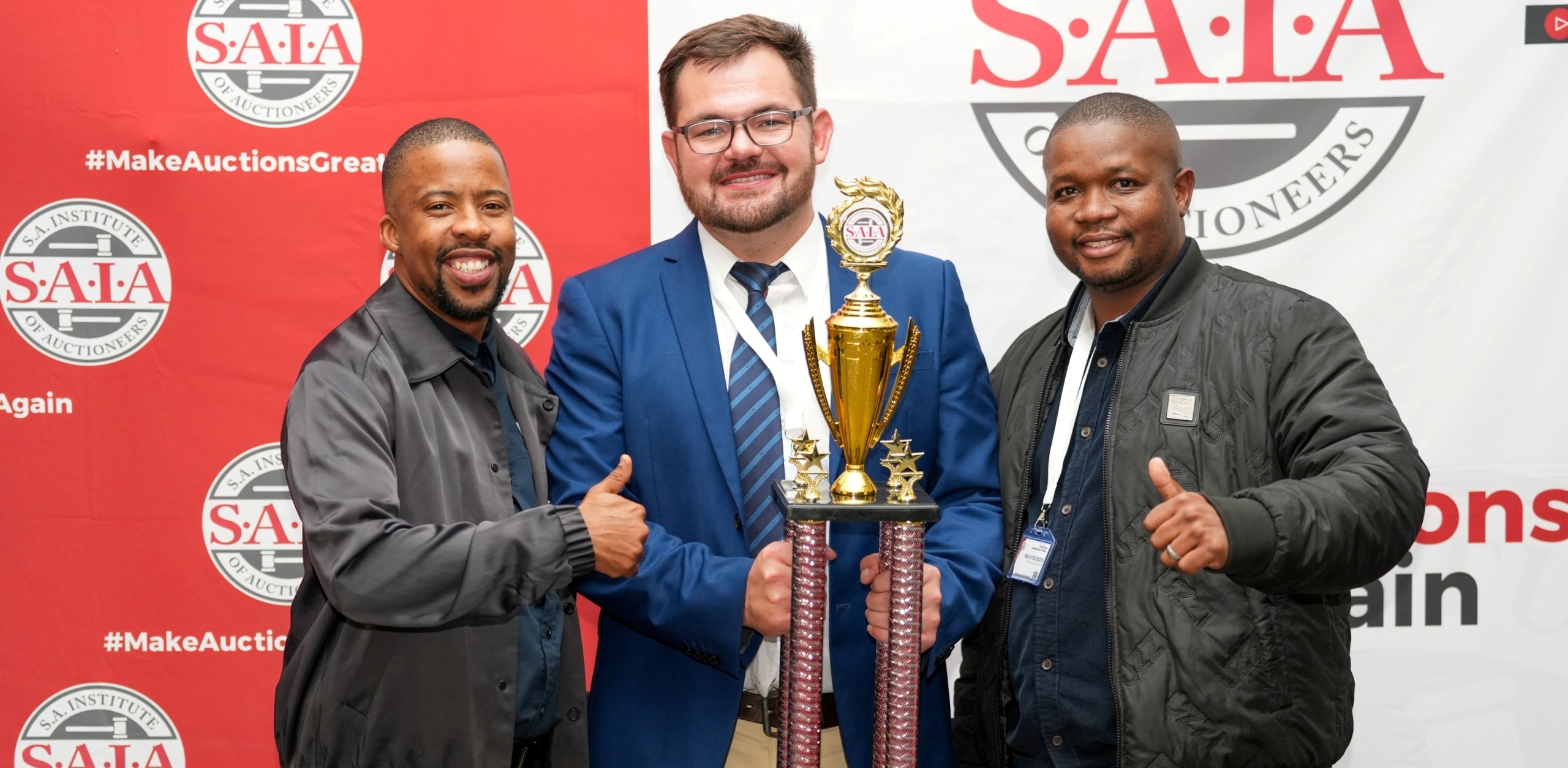 Vincent Pike, Saia se nasionale veilingmeesterkampioen, saam met die eerste naaswenner, Sinovuyo Gaika, en die tweede naaswenner, Mvuyisi Booi.