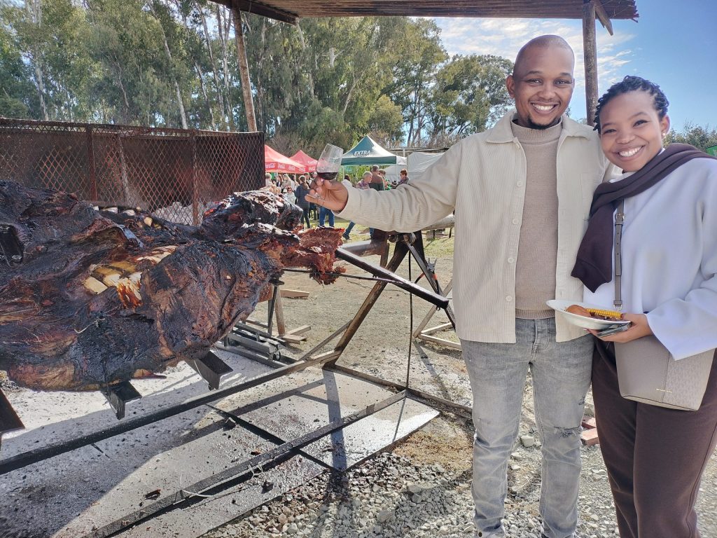 Kaelo Balepile en Ipeleng Mochoari by die buffel op die spit.