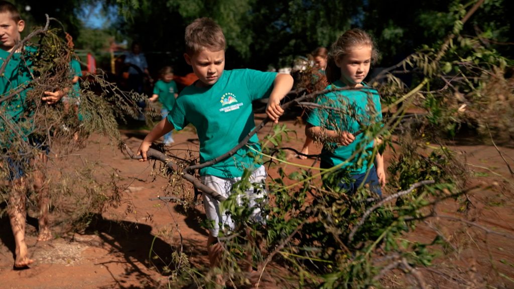 Van jong handjies tot bejaard3es het gehelp om Luckhoff mooi te maak