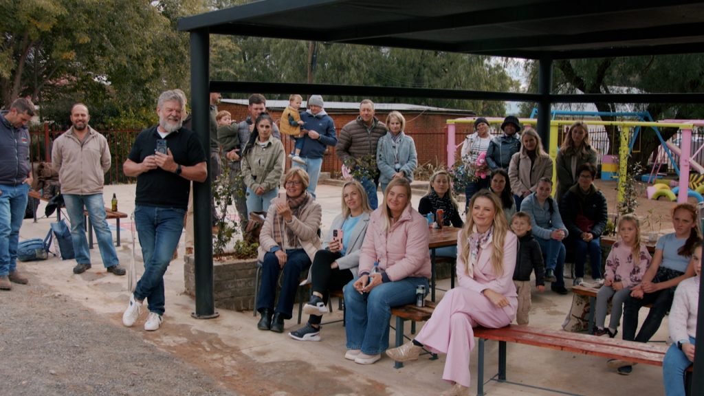 Leah van Niekerk kuier saam met inwoners van Luckhoff