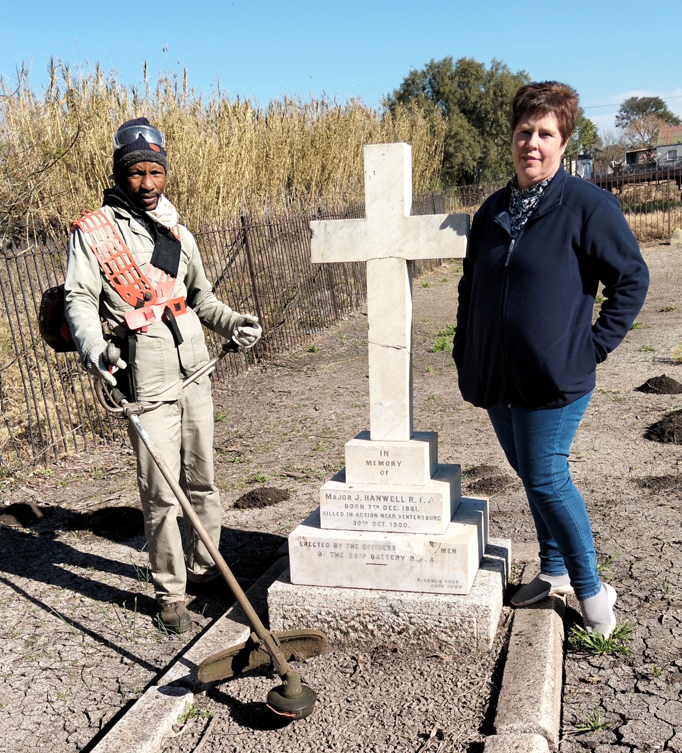 George Thiane is in die getroue span werkers wat Tharina Coetzee bystaan.