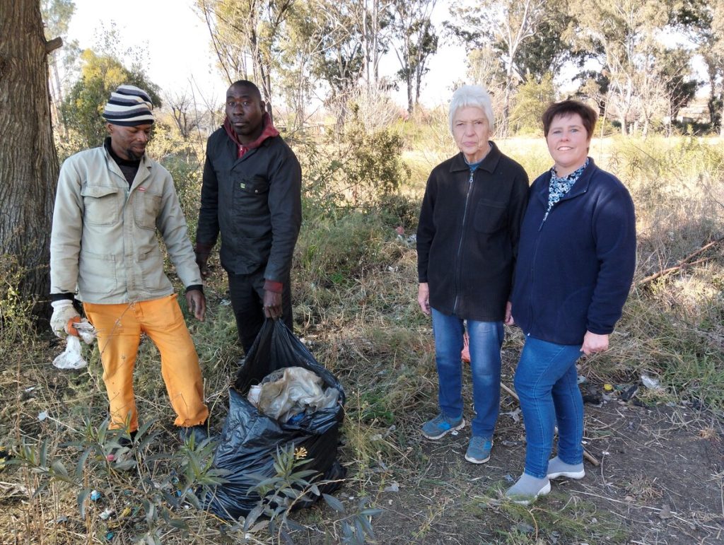 Tharina Coetzee (organiseerder e opruiming) wat gehelp het om die roete van die Ventersburg parkrun skoon te maak.