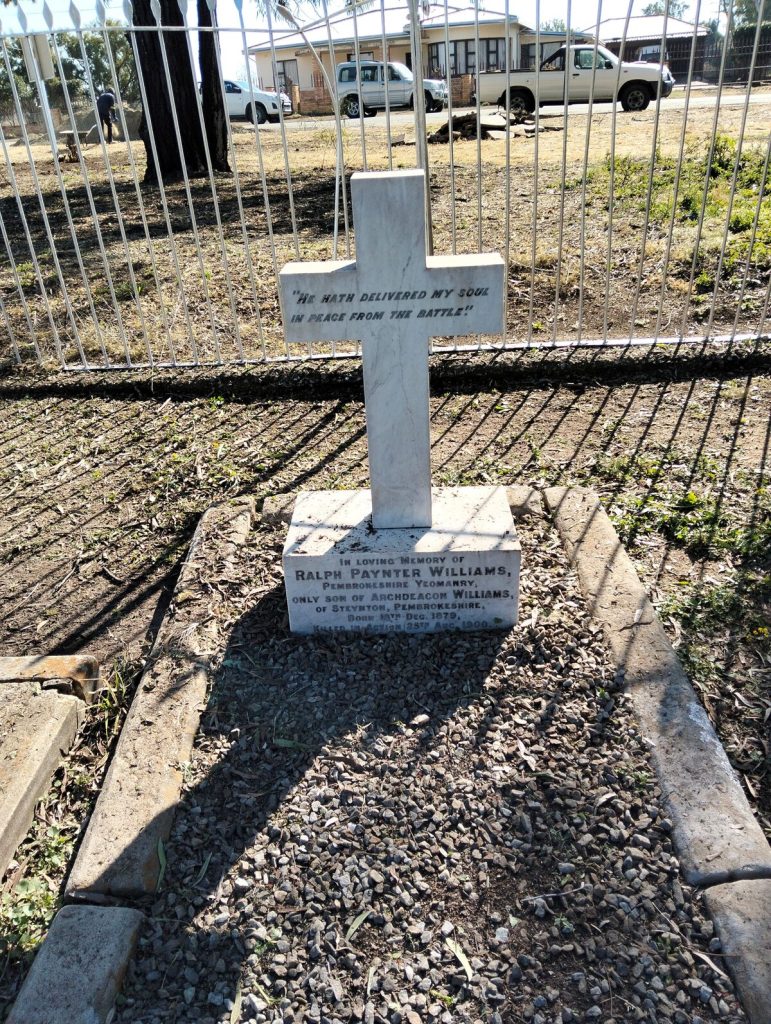 Ralph Paynter William (Pembroke Yeomanry) se grafsteen is by die ingang na die begrafplaas.