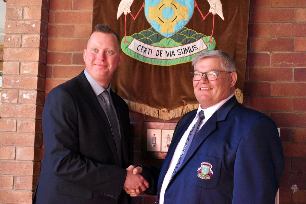 The new principal of Unitas Secondary School bids André Marais, former principal, goodbye.