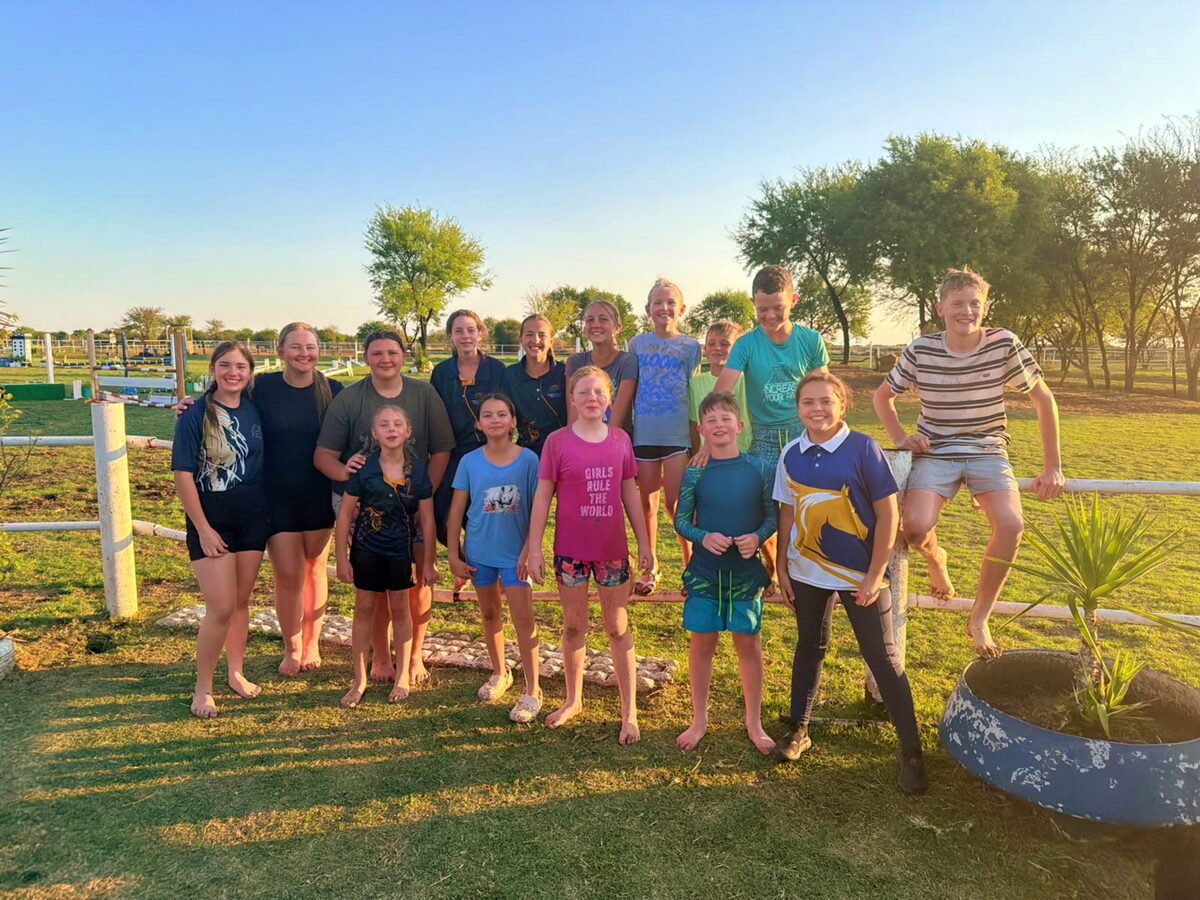 Vyftien van die 17 jong ruiters van Belinda’s Riding School (BRS) buite Riebeeckstad wat gekwalifiseer het