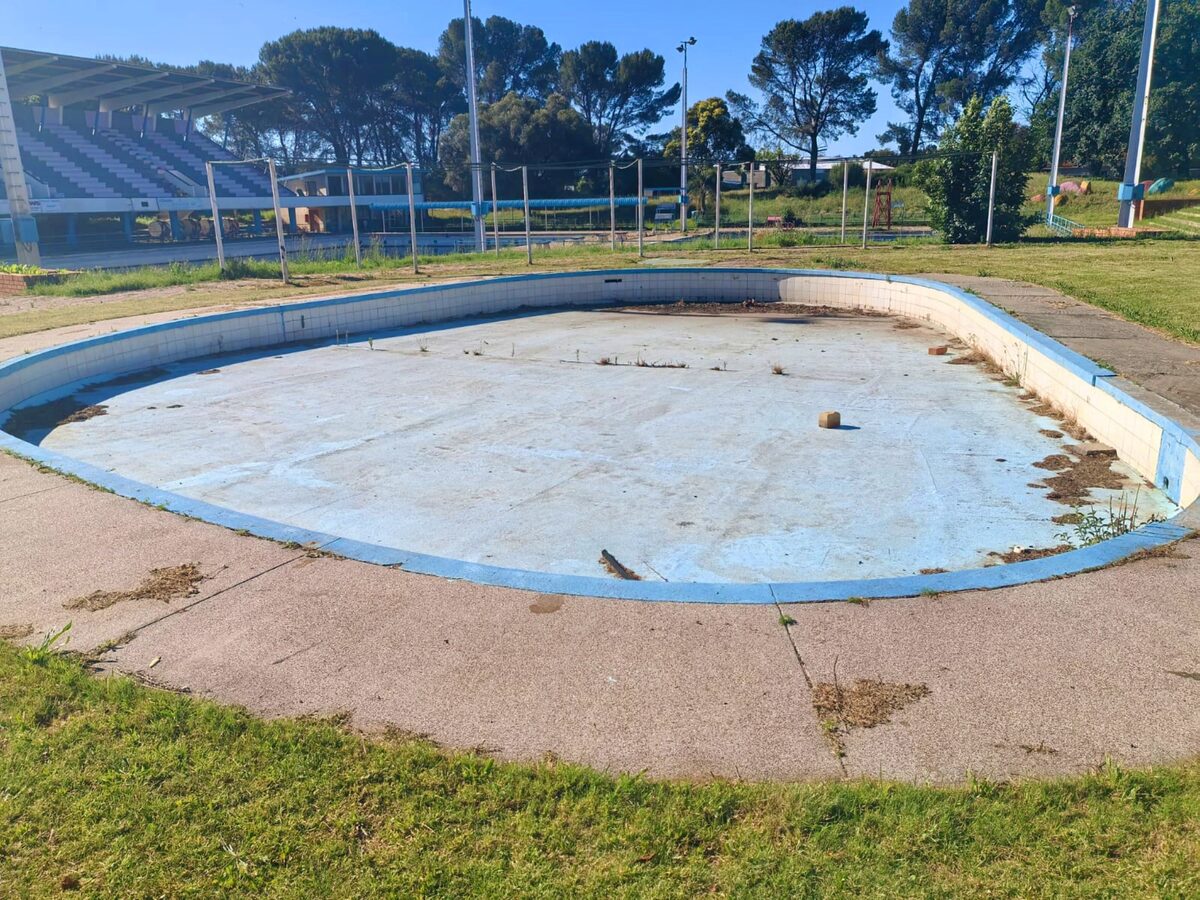 
The children's paddling pool is cracked and dried out.