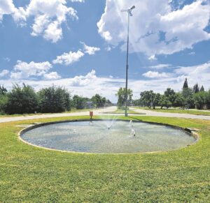 Spuit weer om dorp spoggerig te laat lyk
