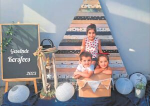 Spog met die beste geskenke onder hul Kersboom
