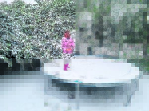 Spring gou om bevrore lentetuin te bewonder