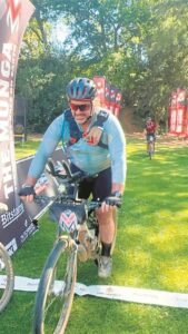 Vriende trap saam om ander te steun