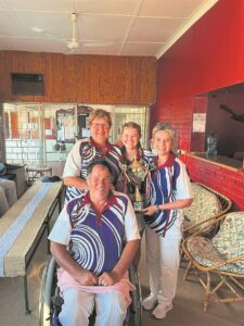 Rolbalspelers spog met trofeë