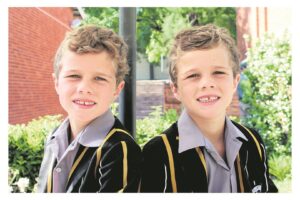 Pak avontuur van skoolgaan sy aan sy