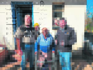 Tannie Rosy blom agter loopraam