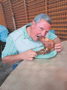 Pak bul by die horings en durf skaapkop aan