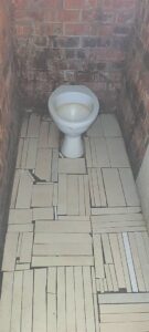 Toilette in dorp vuil, stink
