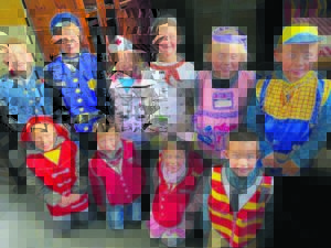 Trek hul beroepsbaadjie aan