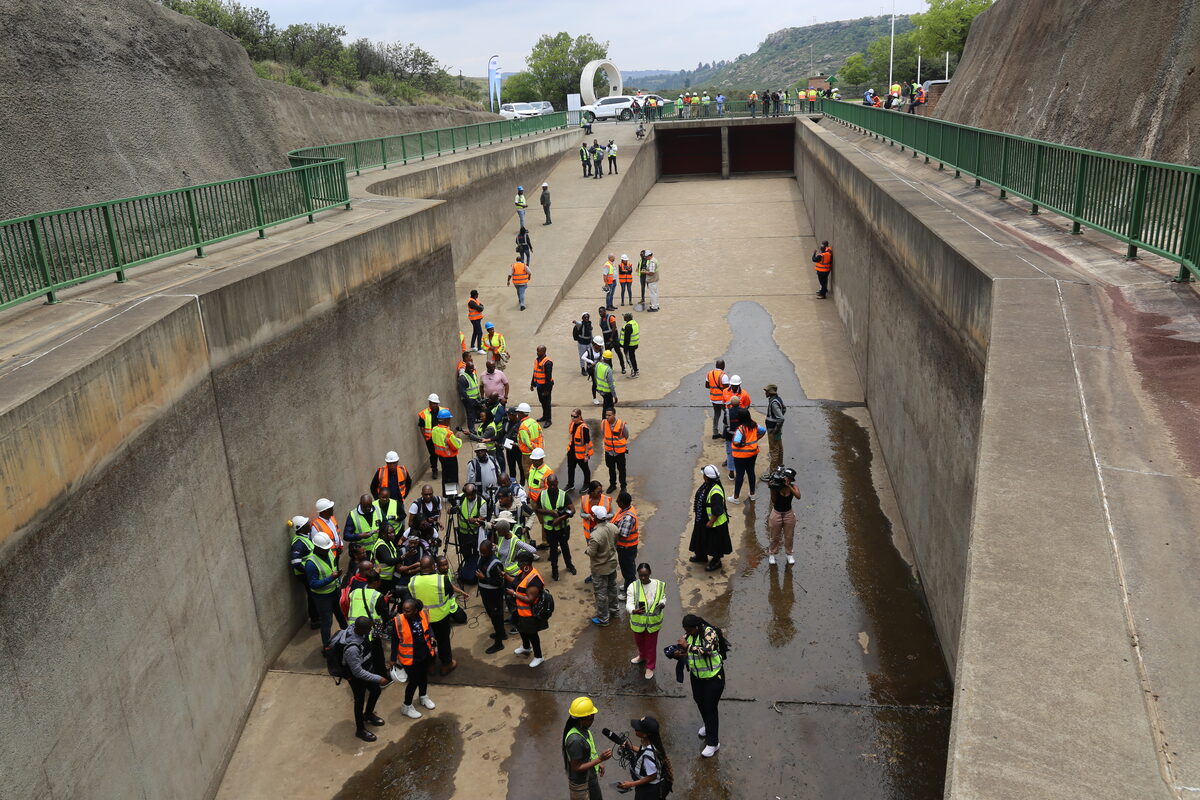 Joernaliste besoek die Lesotho-Hoogland-waterskema-tonnel aan die Suid-Afrikaanse kant, waar opknappingswerk reeds voltooi is. Die tonnel aan die Lesotho-kant sal eers einde April afgehandel wees.