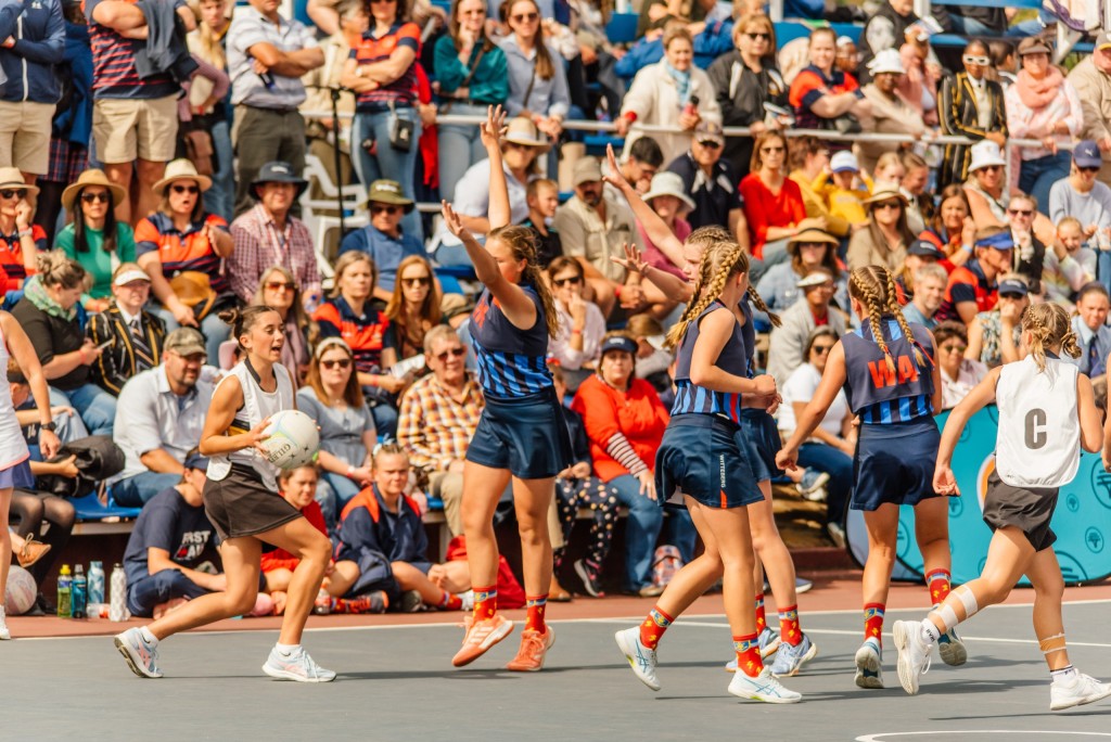 Spanning in die lug en oë op die bal – ondersteuners leef elke oomblik van die wedstryd saam vanaf die kantlyn. Goeie mededingende netbal is elke jaar op die spyskaart tydens die jaarlikse Derby tussen Witteberg en Voortrekker.