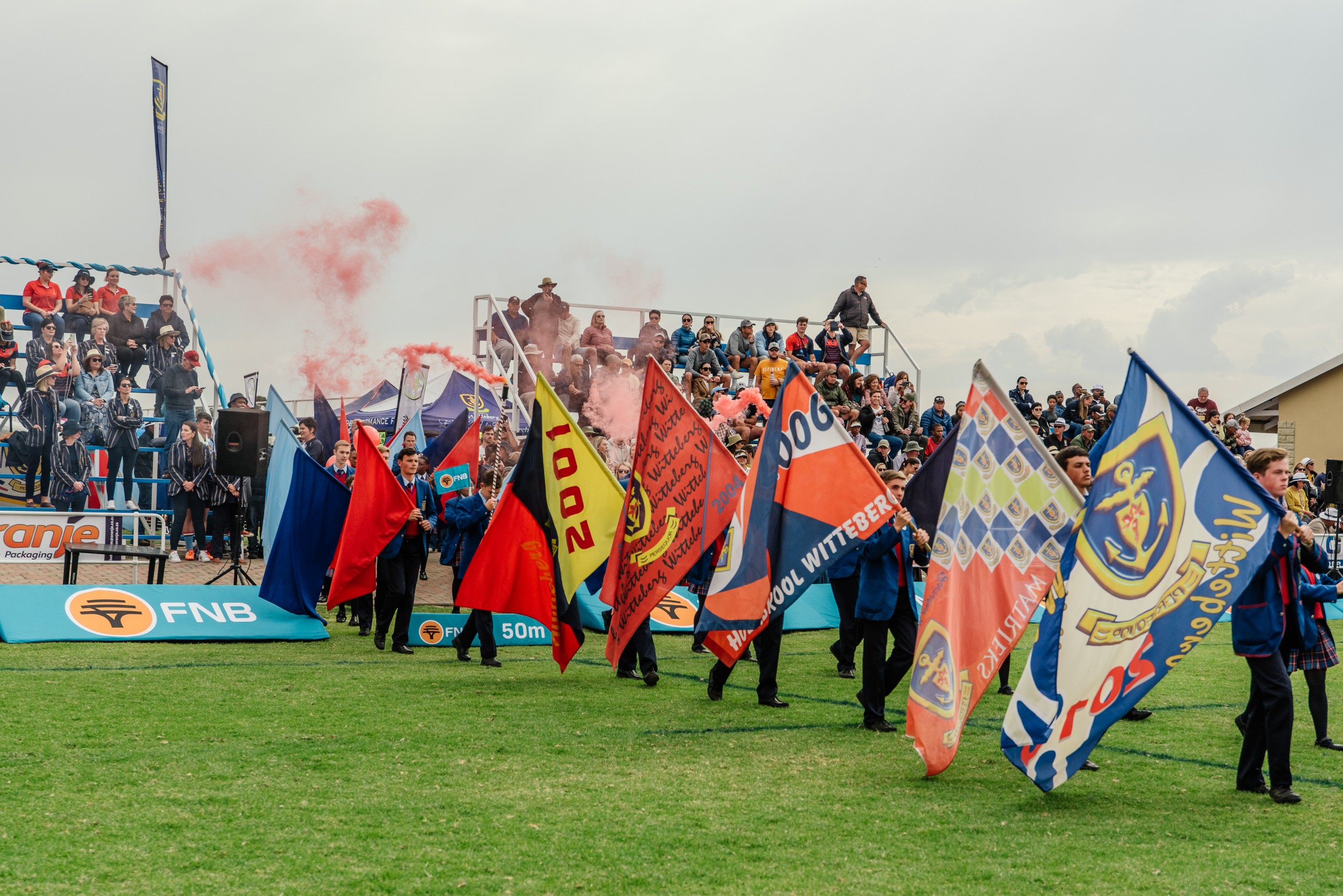 Energie, kleur en opgewondenheid. Die leerlinge is geesgevul en gereed om hul spanne voluit te ondersteun. Derby-koors is amptelik hier! #Derby2025 #Skooltrots