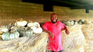 Werker oes rekord-pampoene uit komposhoop
