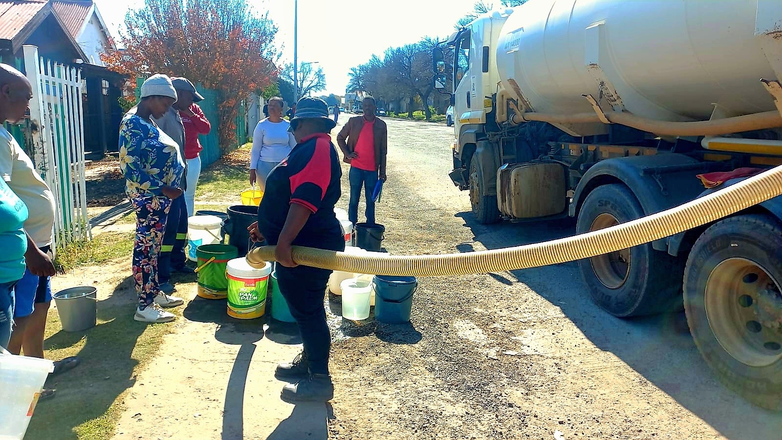 Die voortslepende waterkrisis op Senekal het inwoners met hul hande in hul hare. Die dorp is soms tot drie weke sonder water. Hier staan inwoners tou om by die watertrokke water te tap.