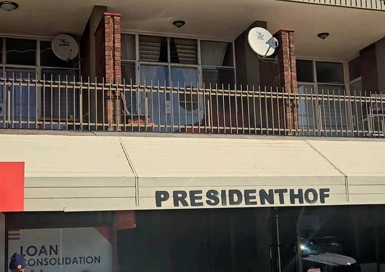 Drie vermeende swendelaars wat vir verskeie bedrogsake regoor die land gesoek word is Donderdag 3 Julie, by die Presidenthof in die middedorp van Kroonstad aangekeer. Foto: Verskaf