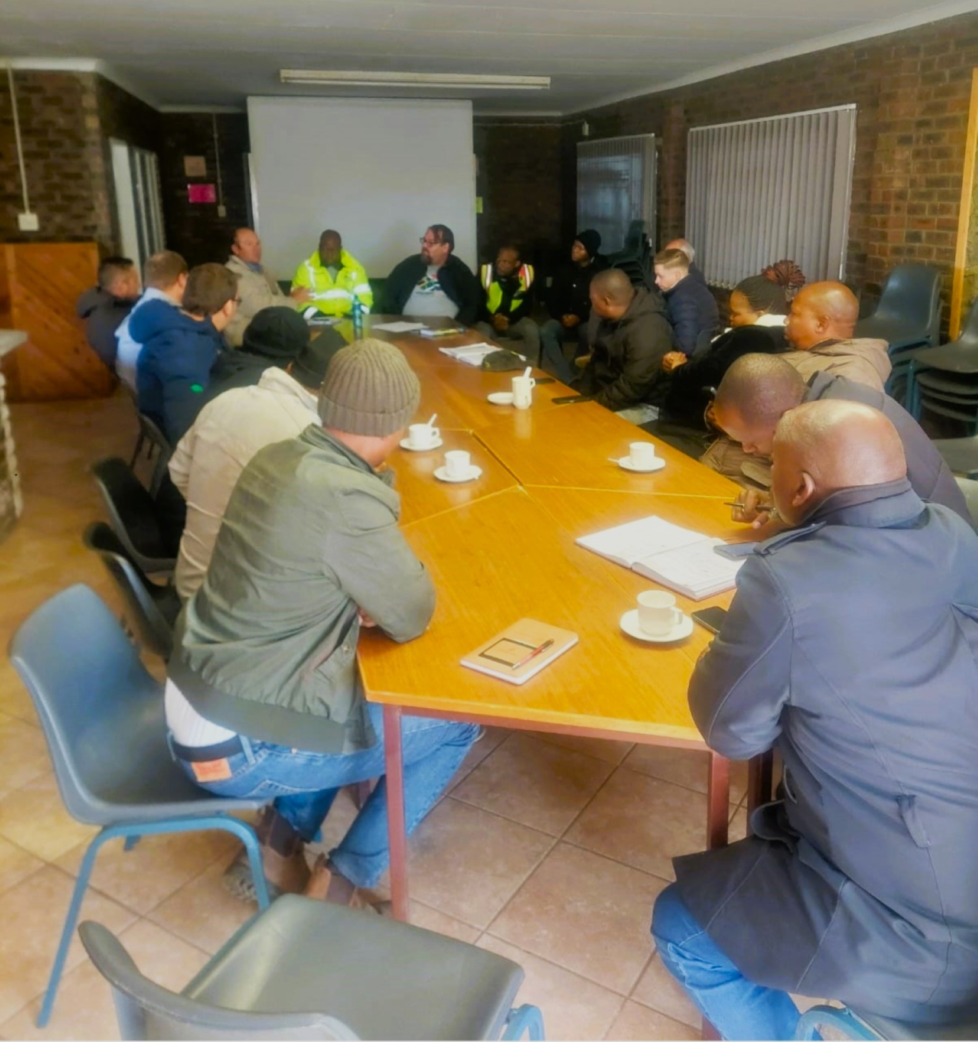 Chris Bender, voorsitter van die OVK-groep het ‘n gemeenskapsvergadering in Clocolan, met belanghebbendes saamgeroep om die krisis rakende die lewensgevaarlike R708-pad te bespreek