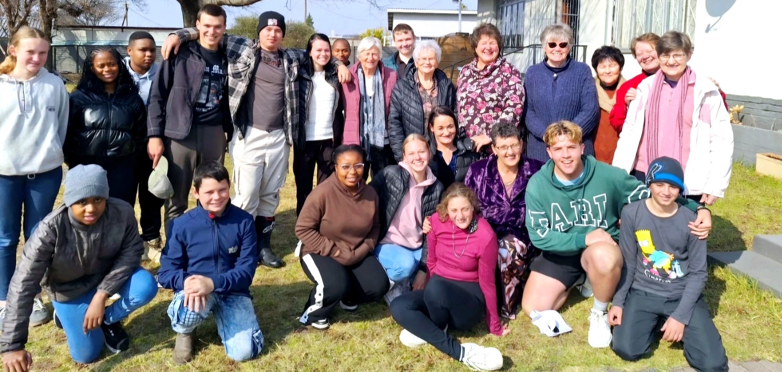 Lede van Vroue-Landbou-unie (VLU) se Kestell-tak het die ChangeNet SA-organisasie op Bethlehem, einde Julie besoek om hul gemeenskapswerk en werksaamhede waar te neem. Hier is die VLU-lede saam met Anita Scott (heel regs) van ChangeNet SA en van die leerlinge wat by die onderrigsentrum deur Scott klasse ontvang. Foto:Verskaf