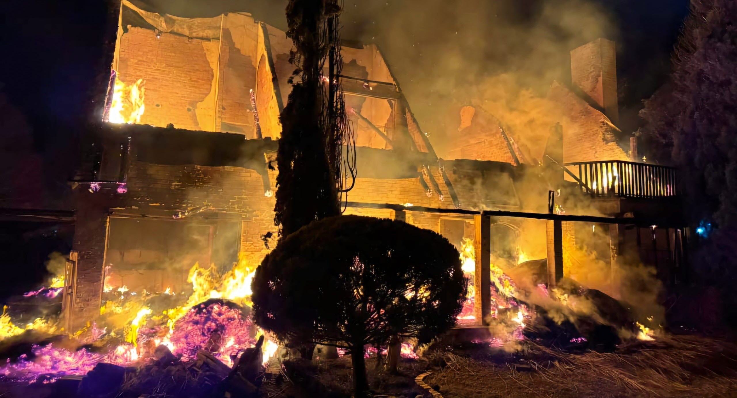 ‘n Hartseer toneel het hom afgespeel toe ‘n huis in Totiusstraat, Suidrand, Kroonstad op Dinsdag 12 Augustus afgebrand het. Owerhede is besig om die oorsaak van die brand te ondersoek. Foto:Verskaf
