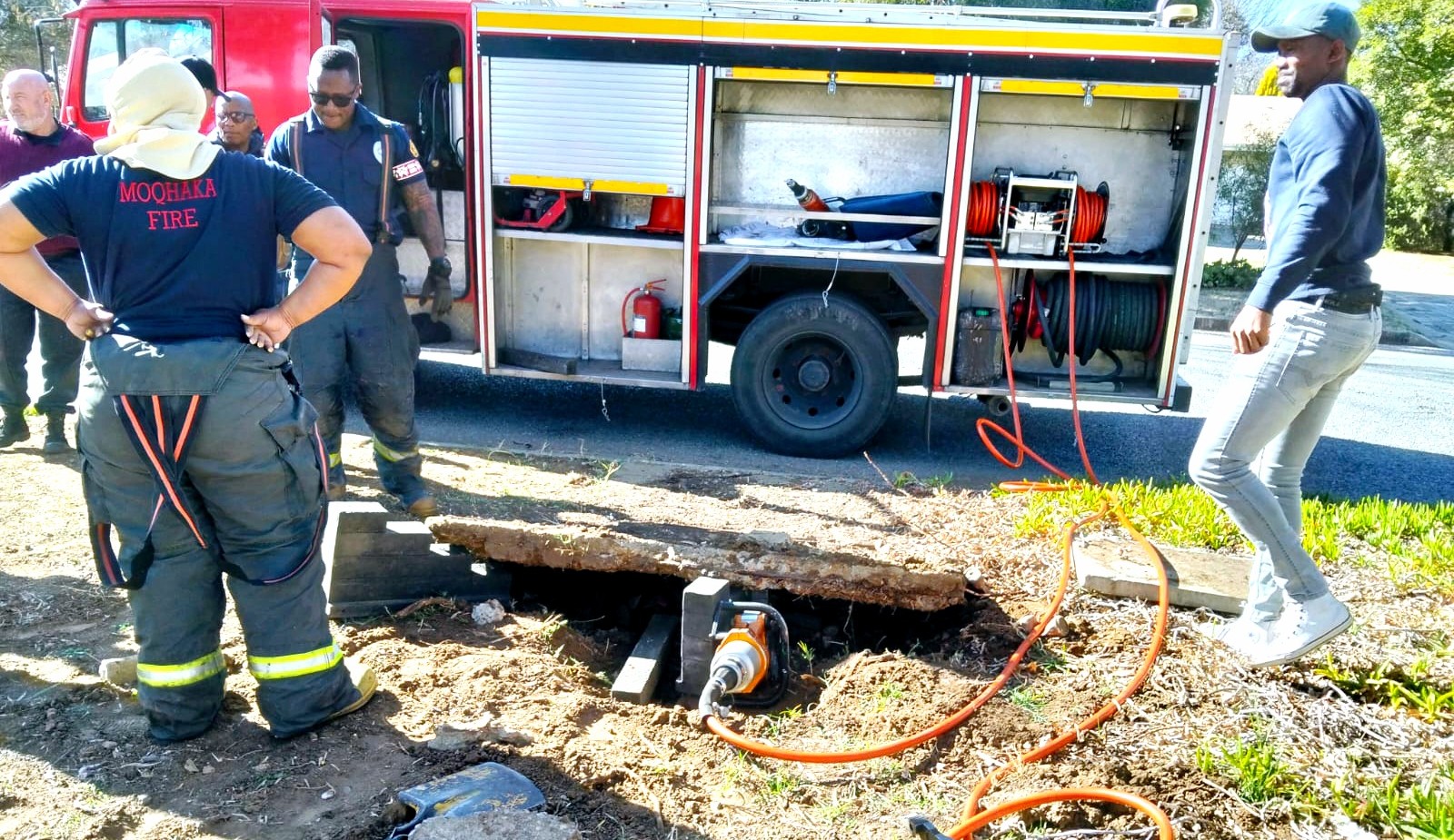 ‘n Man wat vasgekeer was in ‘n stormwaterpyp in Panorama Kroonstad, is Vrydag 22 Augustus met die hulp van die owerhede na veiligheid gebring. Hier is nooddienste besig om die man te help bevry. Foto:Verskaf