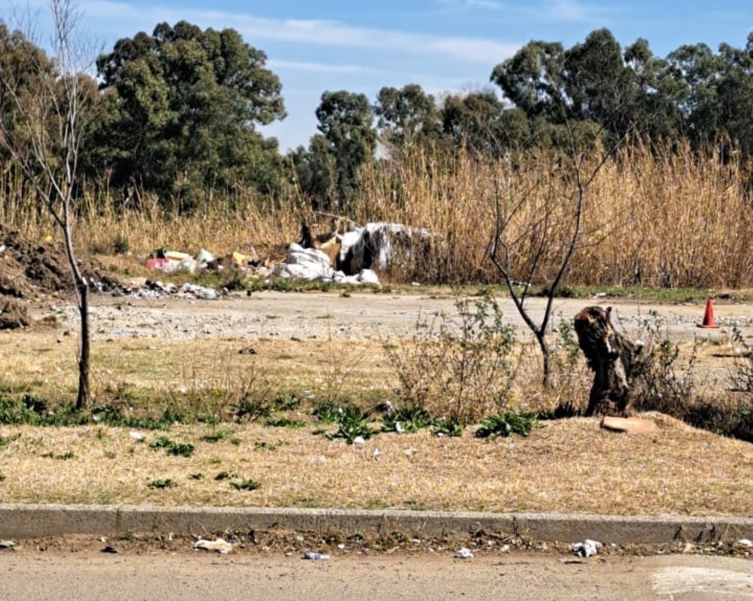 Huge concern has been raised by the community of Kroonstad regarding the illegal dumping and unauthorised informal shack construction along Truter Street in the town. Residents have requested specific clarifications from the Moqhaka municipality on how they will resolve the problem. Photo:Supplied
