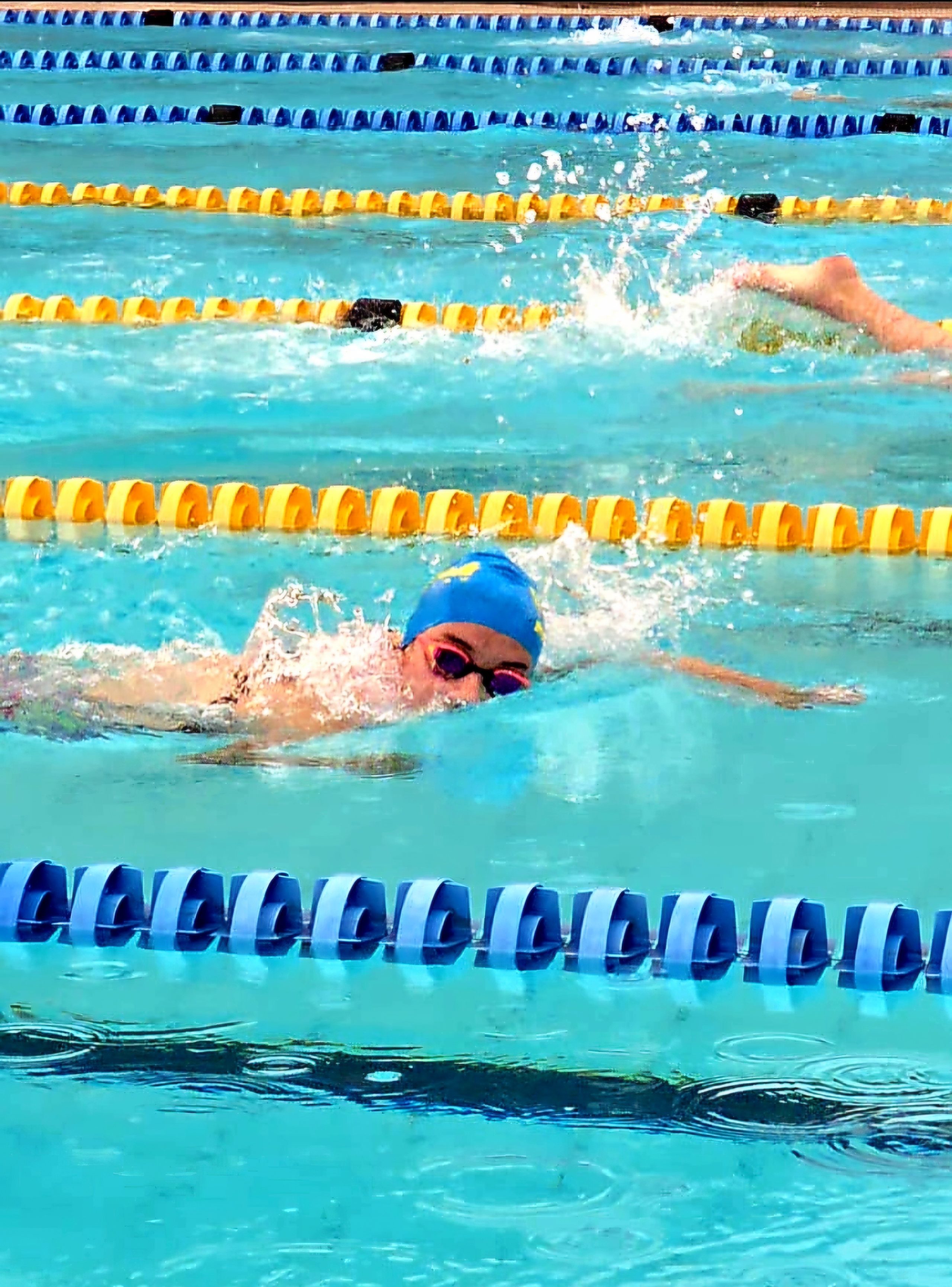 Emme Wessels,van die Bethseals-swemklub is hier in aksie tydens die afgelope naweek se Pelicans-swemgala wat in Bloemfontein plaasgevind het. Foto: Verskaf
