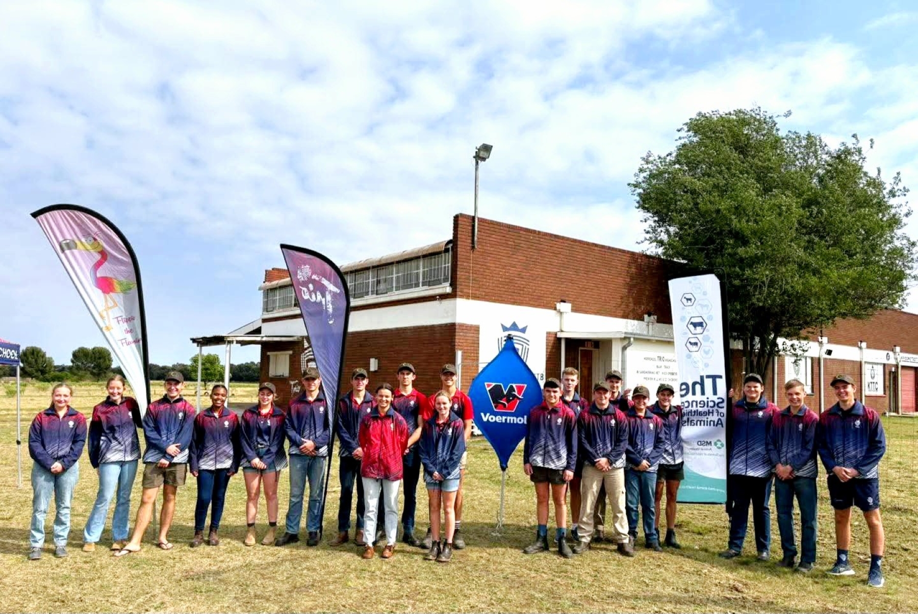 Tydens die Vrystaat plaasvaardigheid-kompetisie wat vanaf 24 tot 27 September in Kroonstad plaasgevind het, het leerlinge aan die Hoërskool Trio uitstekende gevaar en spog met ‘n algehele eerste en tweede plek in die kompetisie. Hier is die leerlinge van Trio wat aan die onderskeie kompetisies en afdelings deelgeneem het.