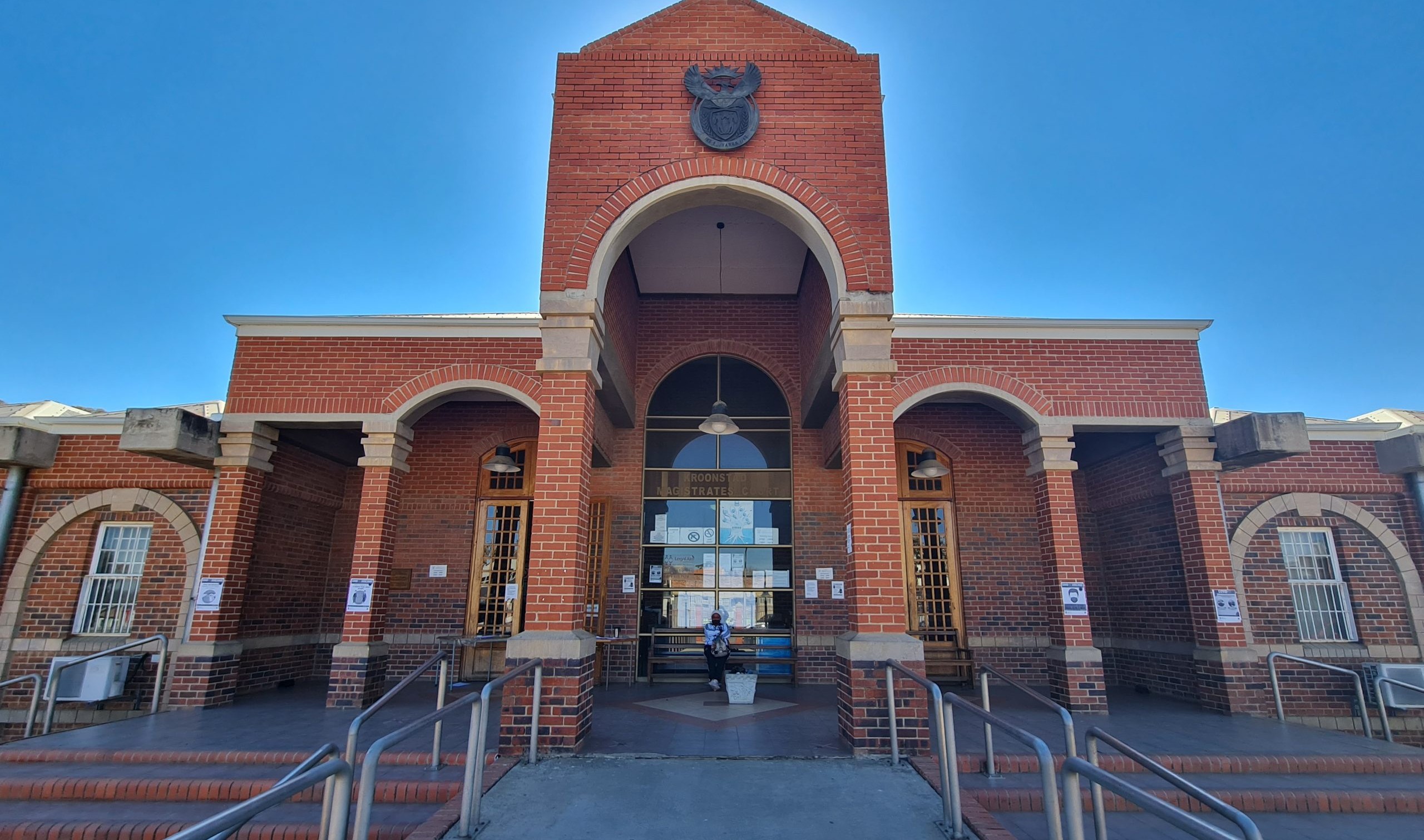 Die twee beskuldigdes, in die moordsaak van ‘n jongman wat op ‘n plaas in Augustus buite Kroonstad opgegrawe is, het op Donderdag 9 Oktober weer in die Kroonstad landdroshof verskyn. Foto:Madli Grobbelaar