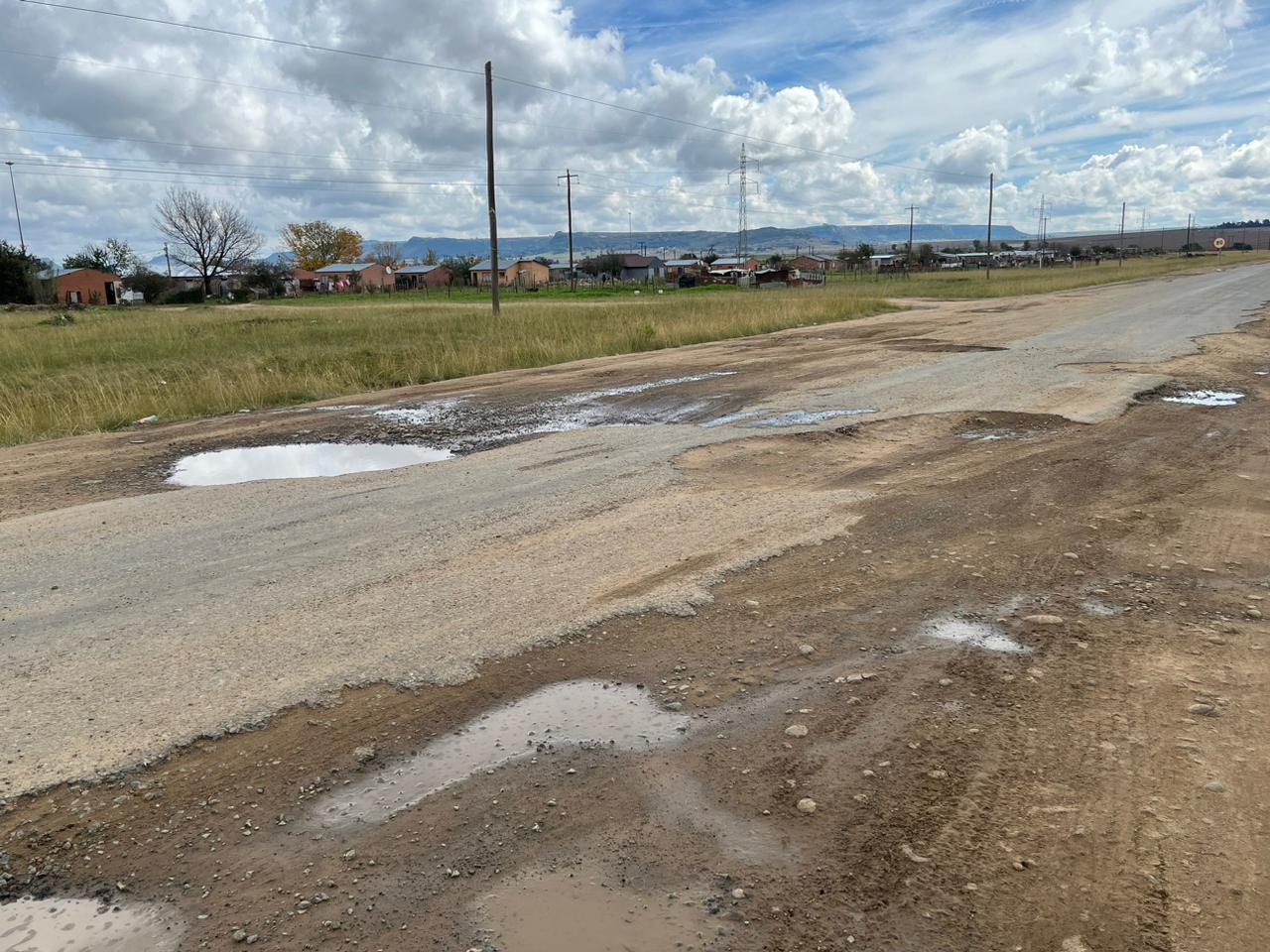 Die R708-roete tussen Clocolan en Marquard, wat in 'n baie swak toestand weens geen basiese instandhouding.