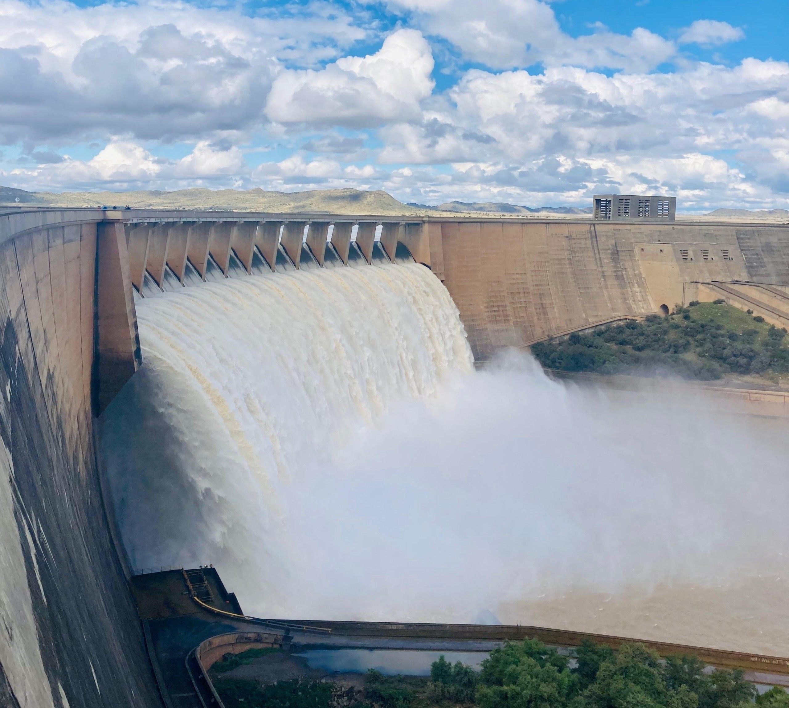 Die Gariepdam op die grens van die Vrystaat en die Oos-Kaap, die grootste dam in Suid-Afrika.