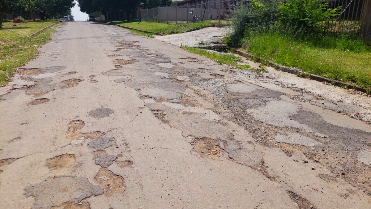Residents of Fouriesburg face deteriorating roads, prompting concerns from Cllr Rügheimer. The DA demands urgent repairs and stricter regulations on heavy vehicle movements.