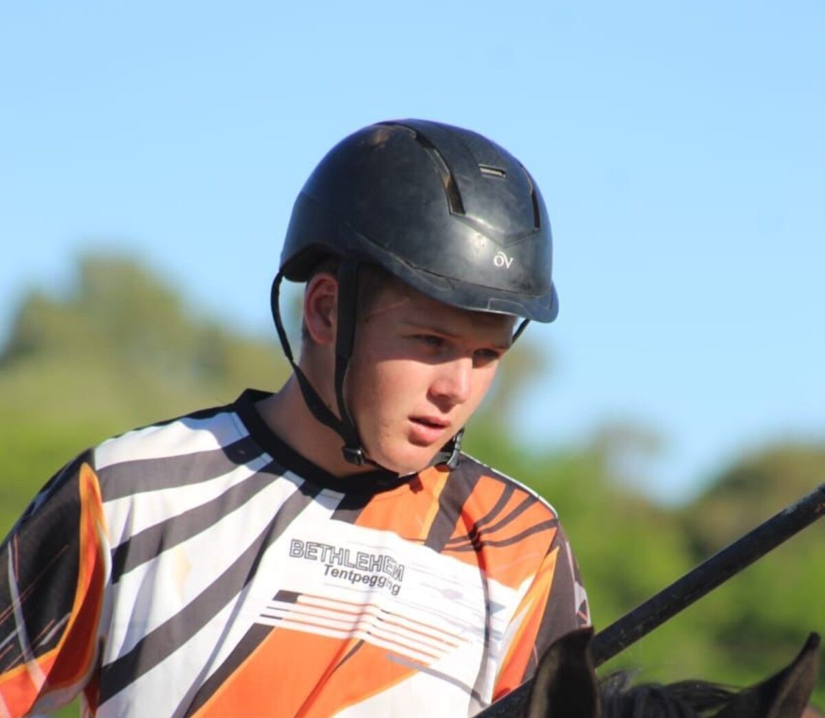 Jong ruiter wat uitblink in pensteek se vaardigheid op jeugspele beproef