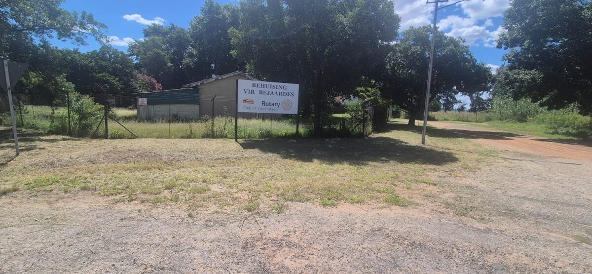 Die perseel van die Rotariërhuise in Viljoenskroon nadat AfriForum ingegryp het.
