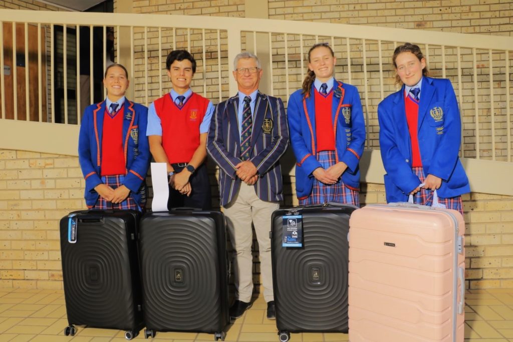 Vier leerders aan die Hoërskool Witteberg in Bethlehem, het uitstekend in die 2025 matriekeindeksamen gevaar en is tydens die Vrystaatse gelukwensingsgeselligheid van die departement van onderwys op Vrydag, 16 Januarie daarvoor vereer. Van links is, Amy Kotzé, Hugh Enslin, Mike Visser (waarnemende skoolhoof), Jané de Villiers en Keryn Woodage.  Foto:Verskaf
