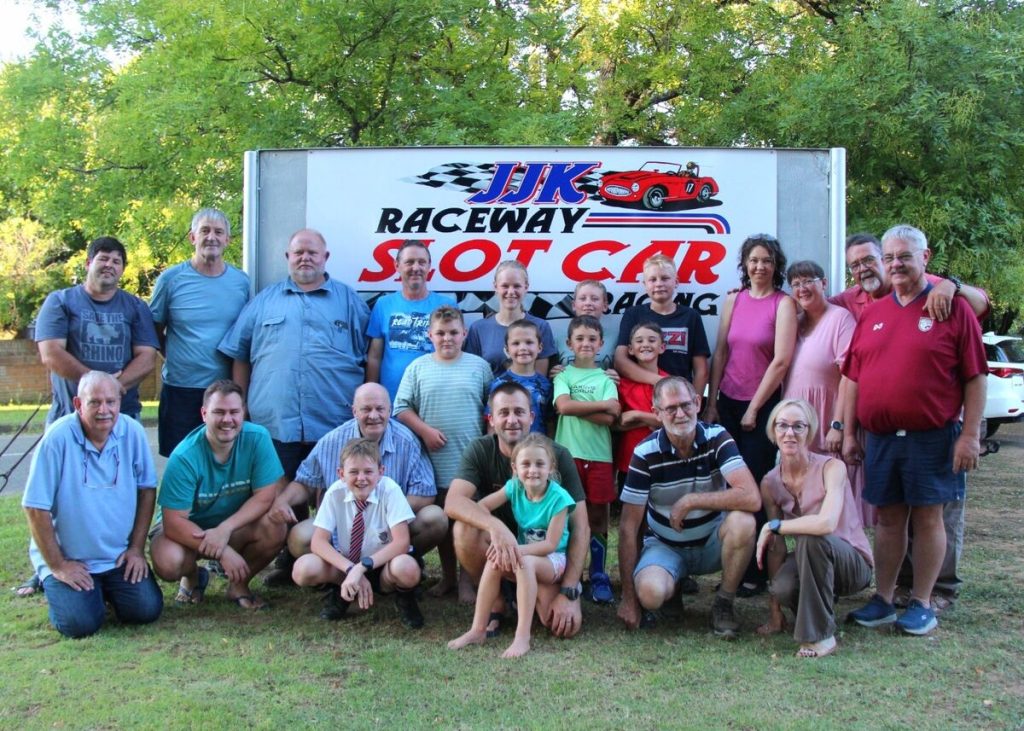 Die lede van die JJK Raceway-gleufmotorklub in Kroonstad.
